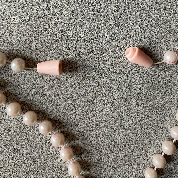 Vintage White & Pink Snap Closure Plastic Bead Necklace - Picture 4 of 5